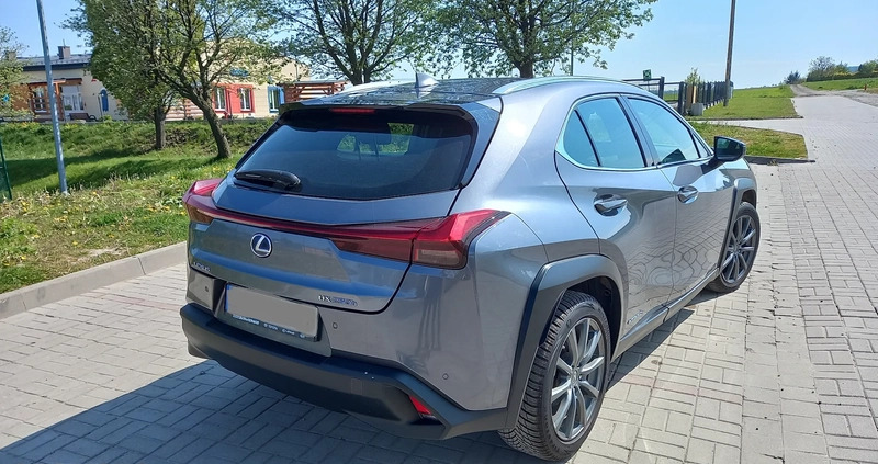 Lexus UX cena 112900 przebieg: 80600, rok produkcji 2019 z Dzierżoniów małe 121